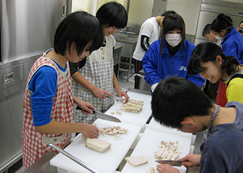 缶詰め体験の様子